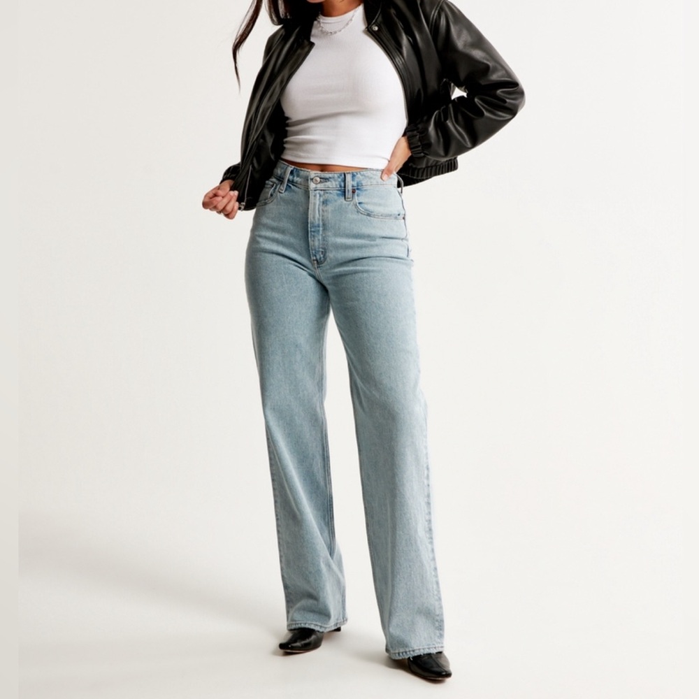 Abercrombie Curve Love High Rise 90s Relaxed Jean in Light